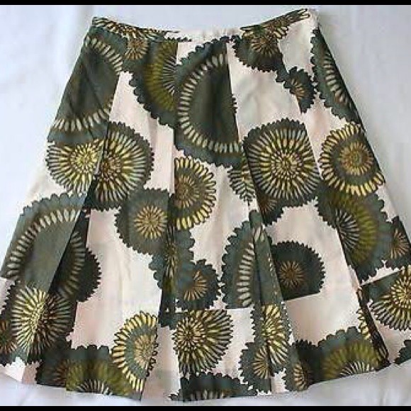 BCBGMAXAZRIA knee length pleated skirt - Picture 1 of 3