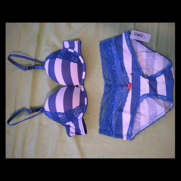 SOLD. Aerie 32B push up and XS panty set