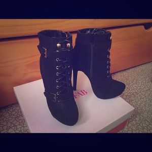 "Gelva" LACE UP BOOTIE!