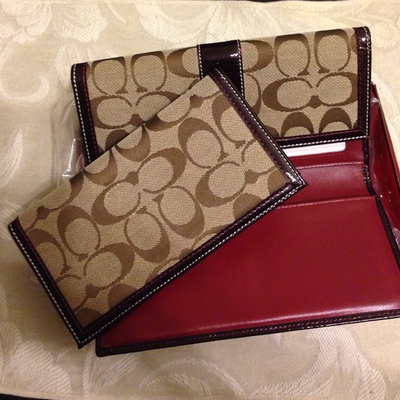 🔴 Reduced 💯 Authentic Coach wallet - Picture 2 of 4