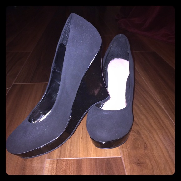 NWOT Black suede and patent leather wedges 💝💝