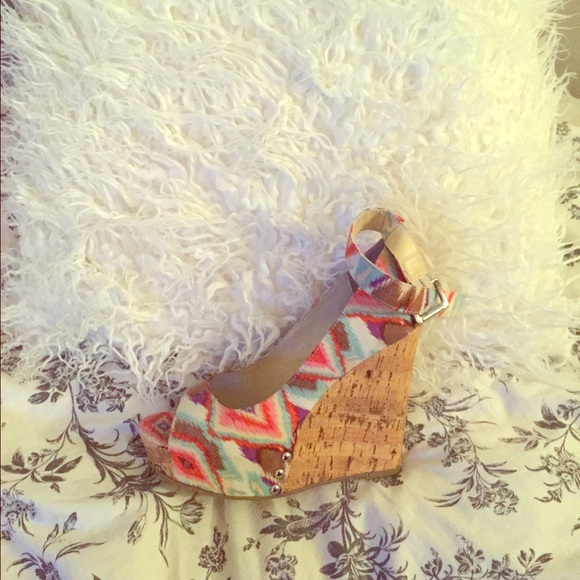 Chinese laundry tribal wedge