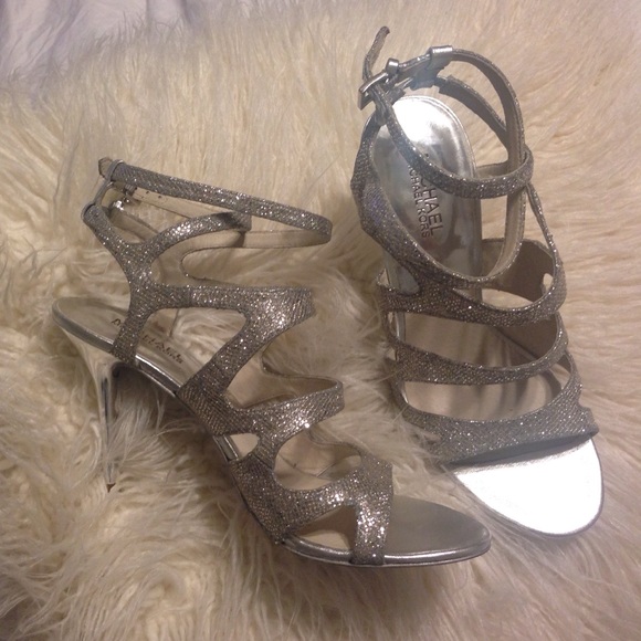 Stunning silver shoes - Picture 2 of 4