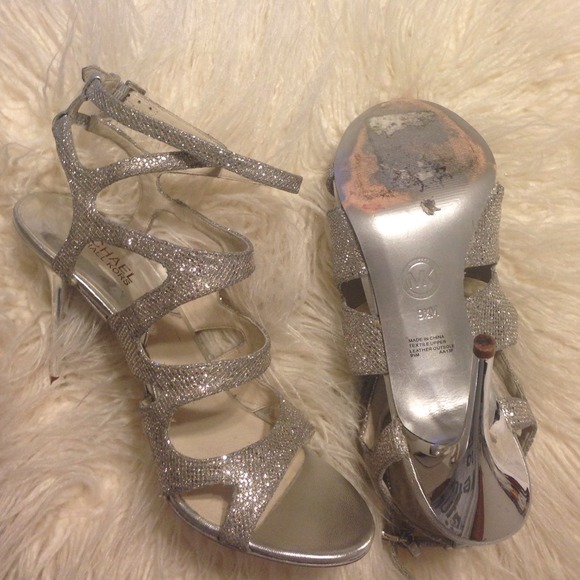 Stunning silver shoes - Picture 3 of 4