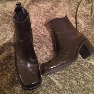 White Mountain black leather boots