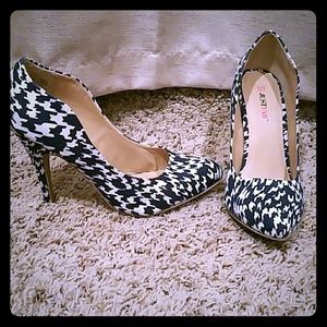 Size 10 Just Fab Blue & White Houndstooth Heels