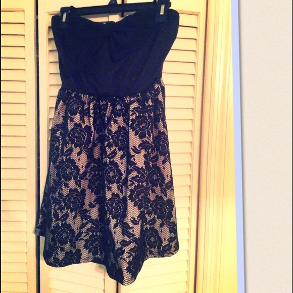 Black tube dress with flower stitching - Picture 1 of 2