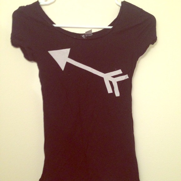 Black arrow tee