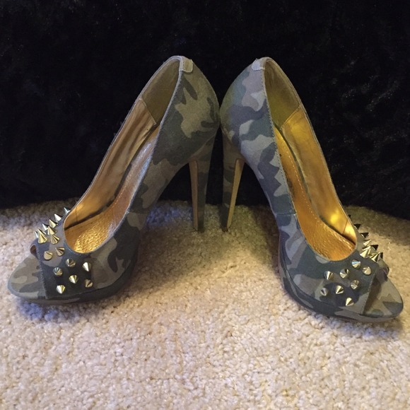 Camouflage Gold Spiked Heels - Picture 2 of 2
