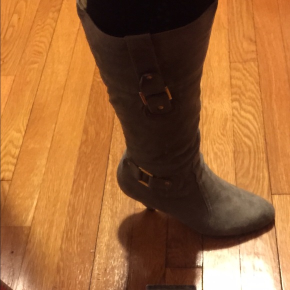 Grey suede boots - Picture 2 of 3