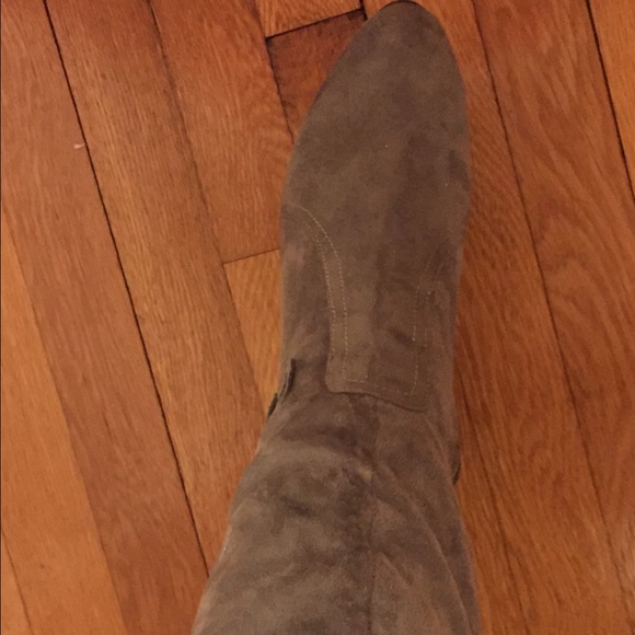 Grey suede boots - Picture 3 of 3