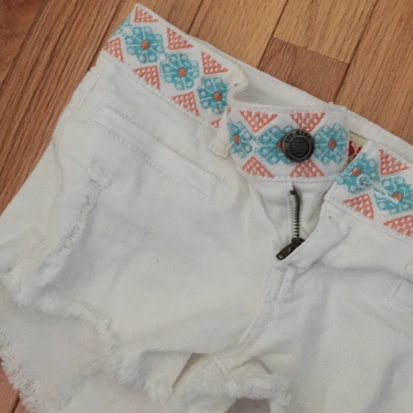 Short shorts - Picture 2 of 3