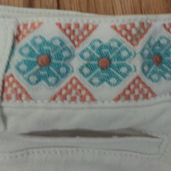 Short shorts - Picture 3 of 3