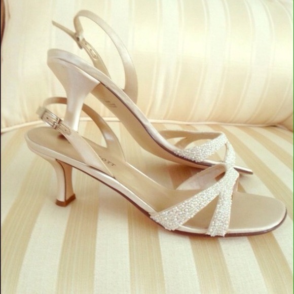 Ivory kitten heels. Size 7 1/2. Just bought!