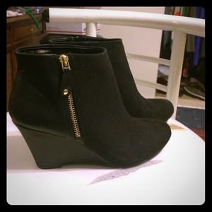 Report Gabrela booties