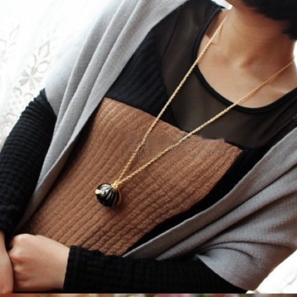 Mermaid necklace - black or white pearl - Picture 3 of 4