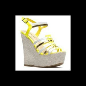 Nude en bright yellow wedges