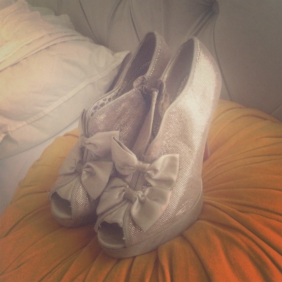 Poetic Licence bow heels
