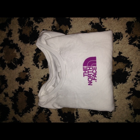 Never worn, north face shirt! Really soft!