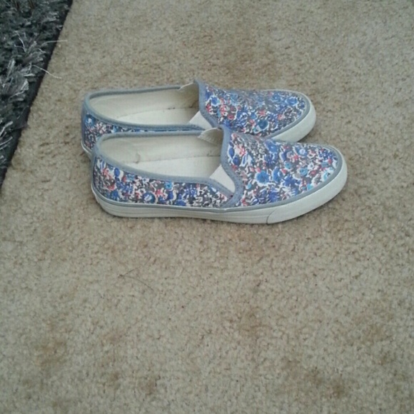 American Eagle slip ons
