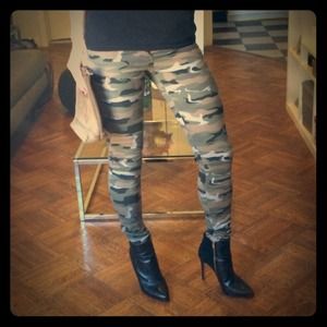 H&M Camo Skinny Jeans. 5 Pockets. Size 2