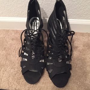 Black open toes wedge heels