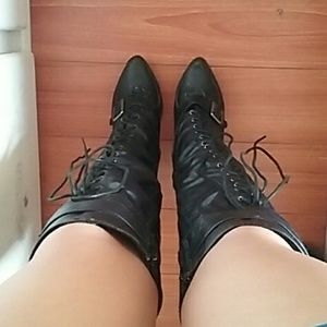 A high knee dollhouse boots.!