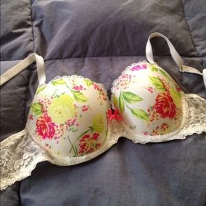 32DD Victorias Secret bra