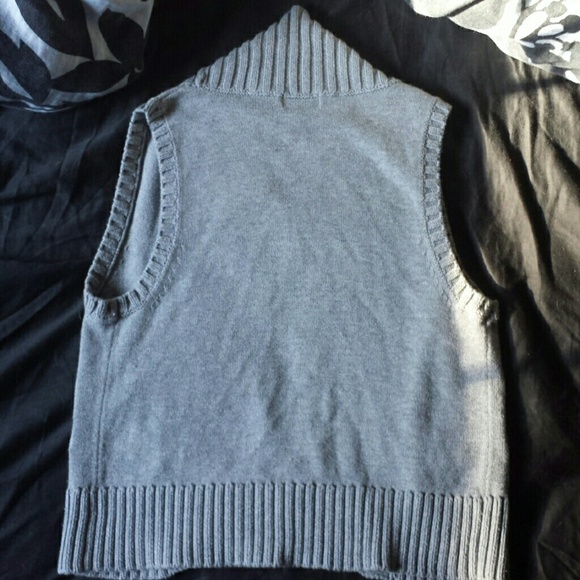 Simple & Cute Gray Vest - Picture 2 of 3