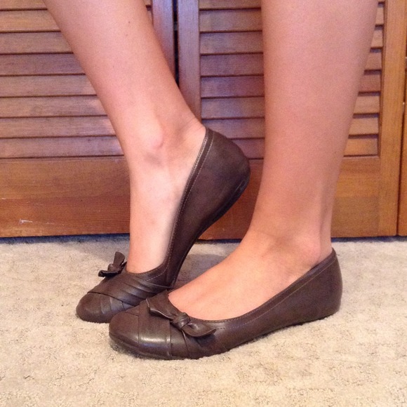 Brown Bow Flats by AE