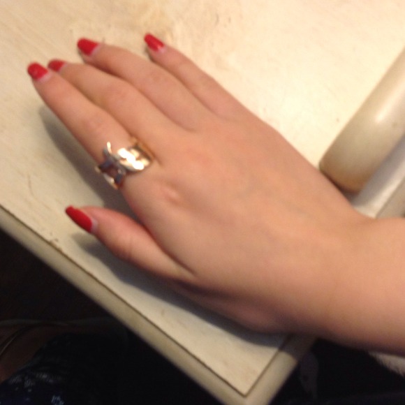 DB Classic round brilliant diamond ring | De Beers US Ring