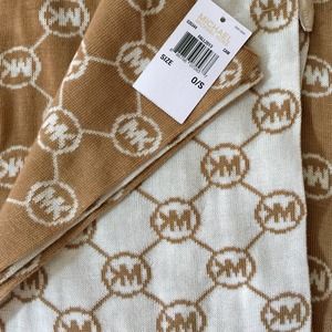 ️🎀NWT Authentic Michael Kors monogram scarf