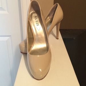 GUESS Nude Pumps