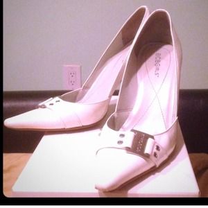 White patent leather bcbg pumps sz 7