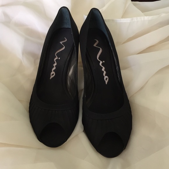 Nina satin black pumps - Picture 2 of 4