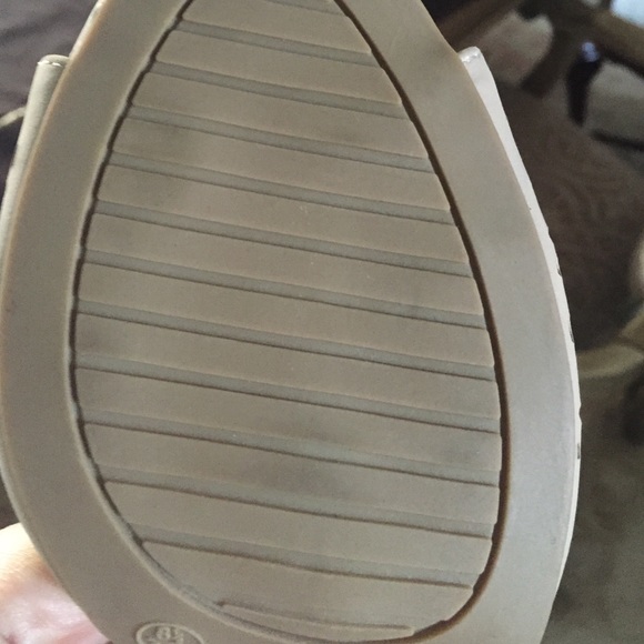 Shoes - Picture 4 of 4