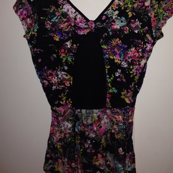 Floral high-low peplum top with open back - Picture 2 of 3