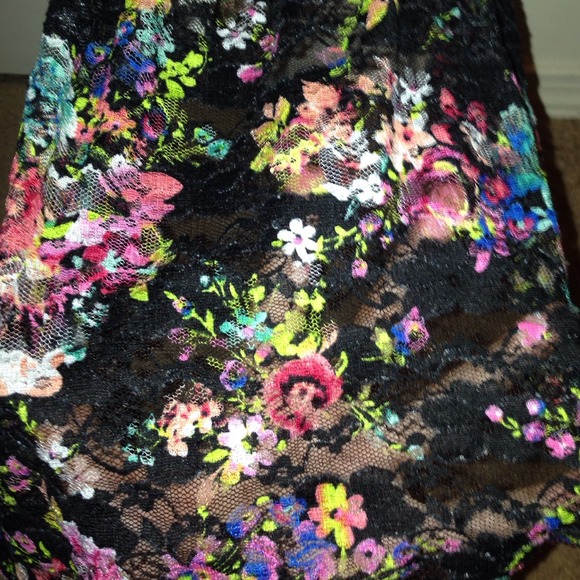 Floral high-low peplum top with open back - Picture 3 of 3