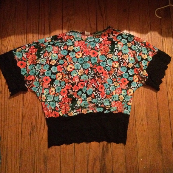 Floral shirt with lace