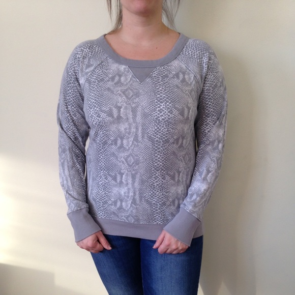 🎉🎉HP🎉🎉 GAP Gray and White Print Sweatshirt