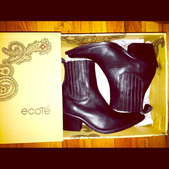 💥SOLD💥 Urban Outfitters Ecote ankle boot