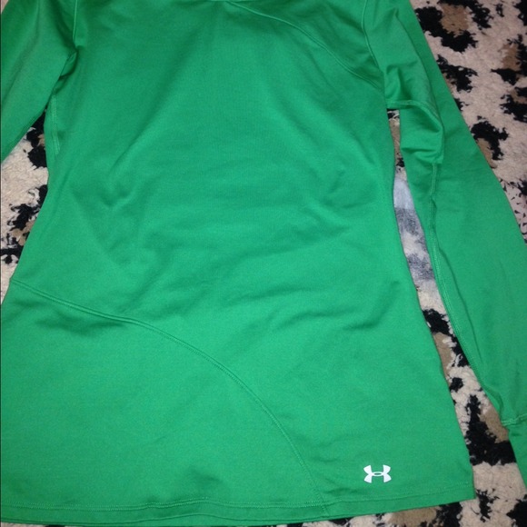 Green underarmour long sleeve shirt.