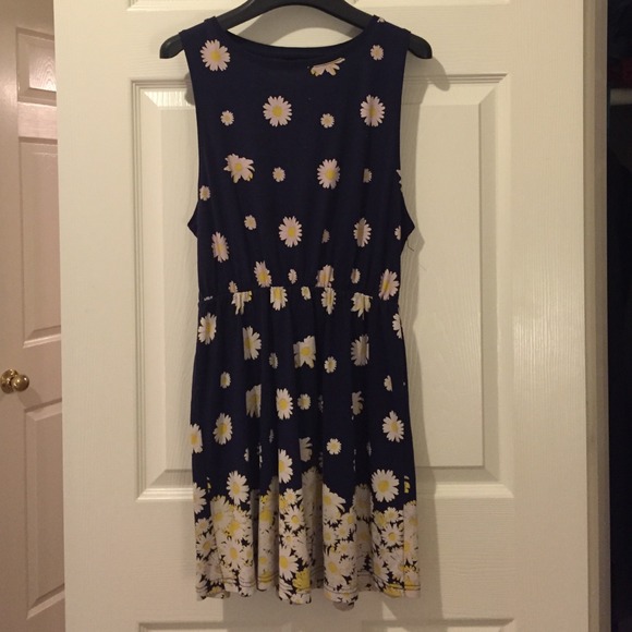 Summer Dress with Daisies - Picture 1 of 4
