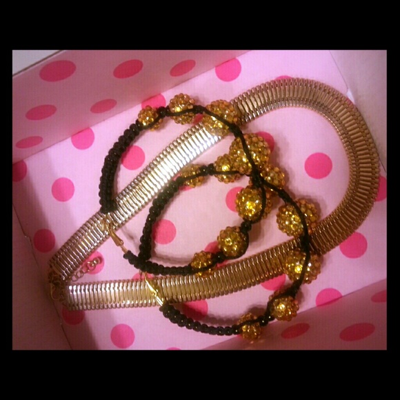 Beautiful Chunky Gold Chain & Big blk & gold Hoops