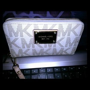 Michael Kors Vanilla Signature Wristlet
