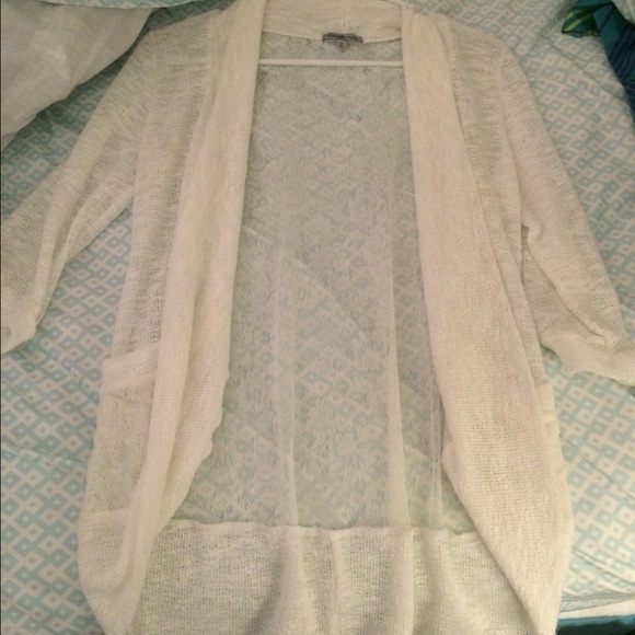 White long sleeve light weight cardigan w/ pockets