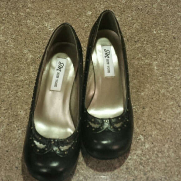 Shoes - Picture 2 of 4