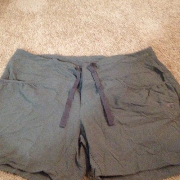 Mountain Hardwear womans size 8 grey shorts