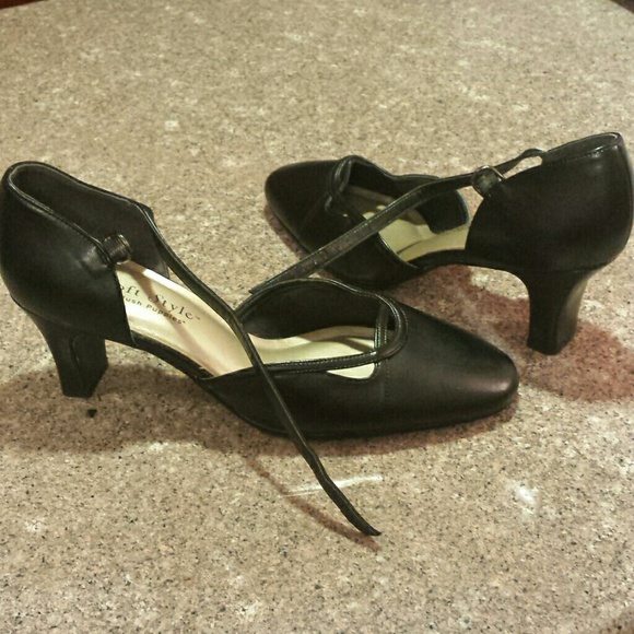 Shoes - Picture 2 of 4