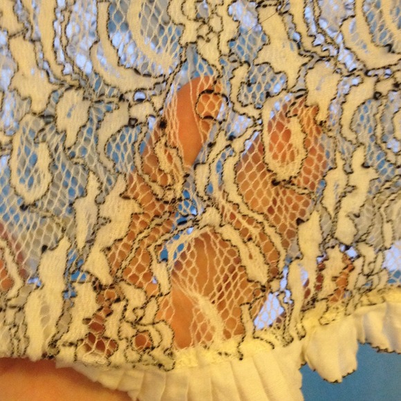 Sheer Lace Loft top - Picture 4 of 4